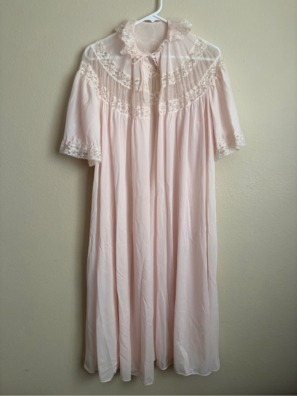Delicate Pink Lace-Trim Van Raalte pegnoir robe Nylon 1960s Sleep Gown